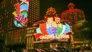 Vista nocturna de la entrada del famoso casino Lisboa en Macao