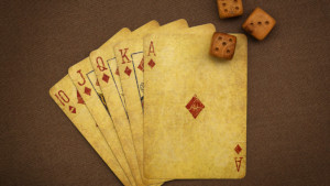 Antiguas cartas de poker y dados de madera