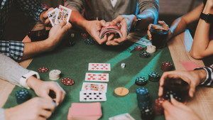 Amigos jugando una partida de Texas Hold'em